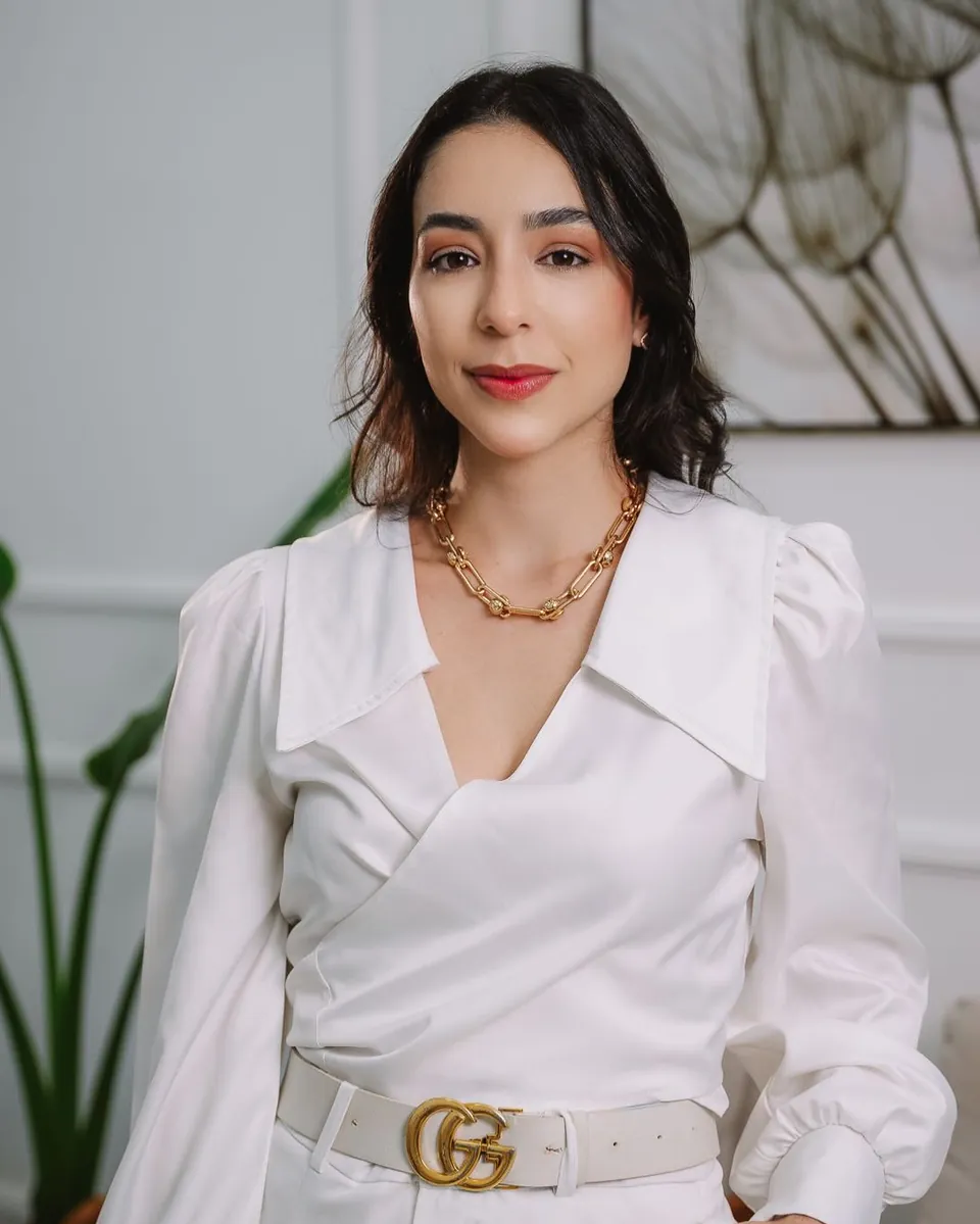Larissa Berquó, biomédica esteta, de branco no consultório