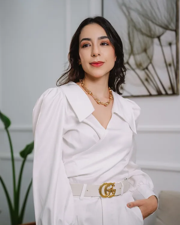 Larissa Berquó de branco no consultório